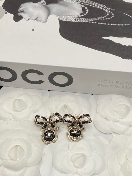 Necklace  earrings
@Chanel bow set
Classic lambskin design with extremely high wear rate and super cool - Image 4