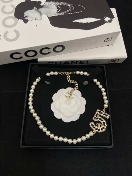 hanel Lambskin No. 5 Pearl Series
Necklace, sweater chain brooch set
A lady's visual sense is full of retro and elegant temperament - Image 3