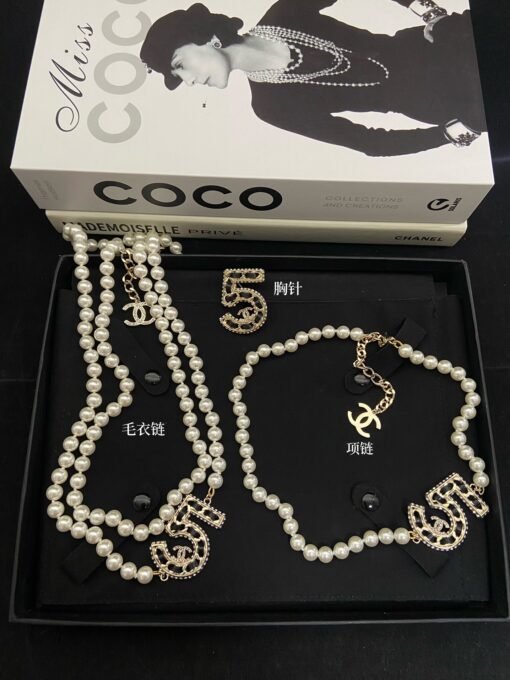 hanel Lambskin No. 5 Pearl Series
Necklace, sweater chain brooch set
A lady's visual sense is full of retro and elegant temperament