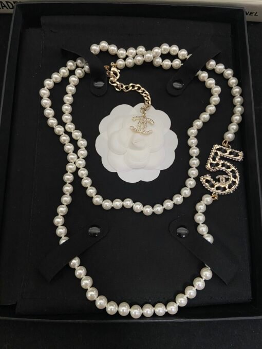hanel Lambskin No. 5 Pearl Series
Necklace, sweater chain brooch set
A lady's visual sense is full of retro and elegant temperament - Image 5