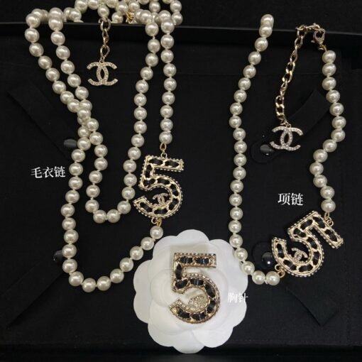 hanel Lambskin No. 5 Pearl Series
Necklace, sweater chain brooch set
A lady's visual sense is full of retro and elegant temperament - Image 2