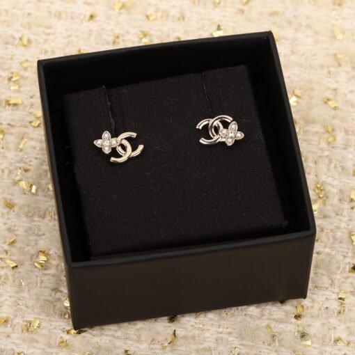 [Chanel  Flower Double C Earrings] The classic double C Earrings that must be entered in each issue are consistent with the ZP brass material dripping process, the upper ear is simple and elegant, super versatile, and the classic fragrance powder must be entered - Image 2