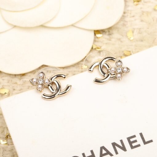 [Chanel  Flower Double C Earrings] The classic double C Earrings that must be entered in each issue are consistent with the ZP brass material dripping process, the upper ear is simple and elegant, super versatile, and the classic fragrance powder must be entered - Image 5