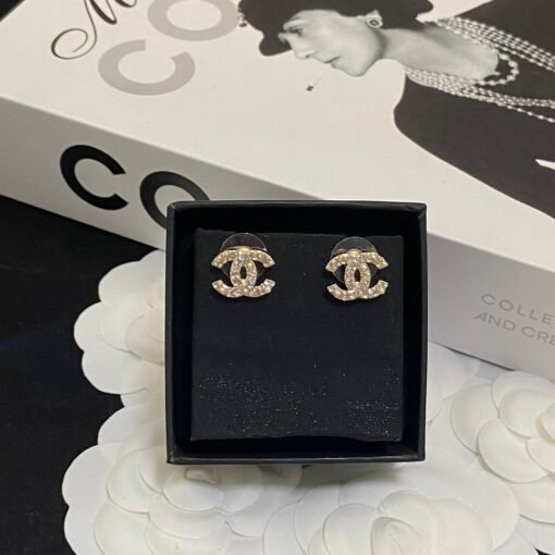 New products today
@Chanel Double C Pearl Crystal Diamond Earrings
Small blingbling shiny and adorable - Image 2