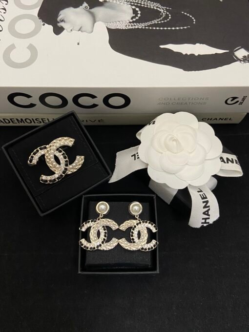 ud earrings brooch
@Chanel Double C Lambskin Diamond Pearl Set
Stud earring brooch
A set of matching is very autumn and winter