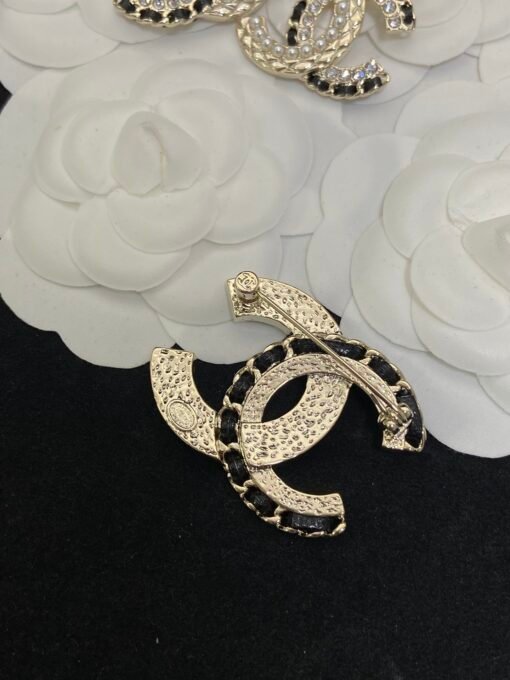 ud earrings brooch
@Chanel Double C Lambskin Diamond Pearl Set
Stud earring brooch
A set of matching is very autumn and winter - Image 5