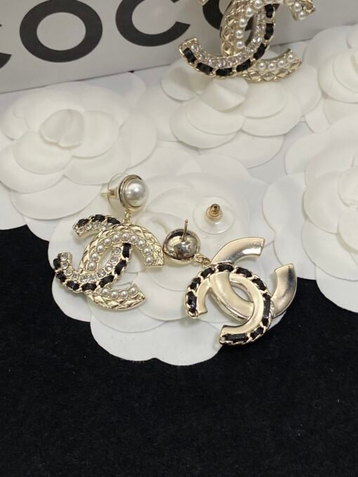 ud earrings brooch
@Chanel Double C Lambskin Diamond Pearl Set
Stud earring brooch
A set of matching is very autumn and winter - Image 6