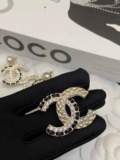 ud earrings brooch
@Chanel Double C Lambskin Diamond Pearl Set
Stud earring brooch
A set of matching is very autumn and winter - Image 3