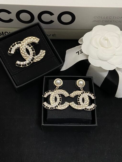 ud earrings brooch
@Chanel Double C Lambskin Diamond Pearl Set
Stud earring brooch
A set of matching is very autumn and winter - Image 2