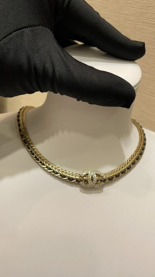 2
 22s leather wearing chain black lambskin double C necklace choker

Irresistible black and gold color matching and leather-wiped chain elements
Retro classic high-end aesthetics, versatile and not picky
Wearable on both sides, fashionable and elegant
zp customization, consistent brass material, lambskin, Swarovski diamond
