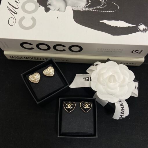 New ChanelNew Chanelcolors
@Chanel round diamond-shaped heart-eared earrings
 
Very beautiful~Love design sweetness exceeds standard