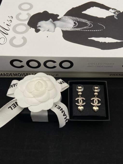 3
@Chanel Love Double C Stud Earrings
 
Love pendant adds a bit of agility and liveliness