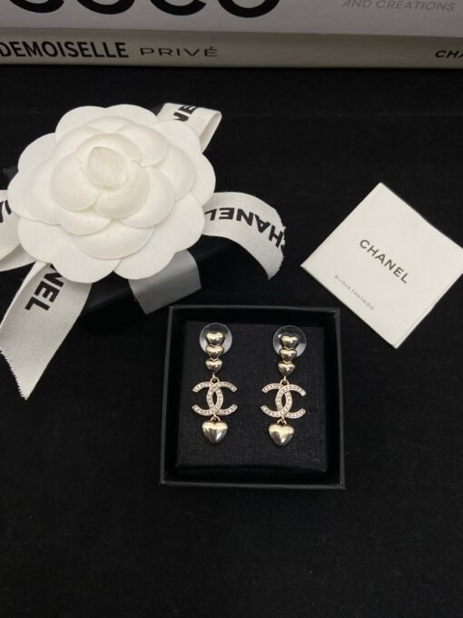 3
@Chanel Love Double C Stud Earrings
 
Love pendant adds a bit of agility and liveliness - Image 2