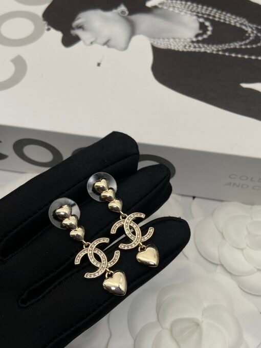 3
@Chanel Love Double C Stud Earrings
 
Love pendant adds a bit of agility and liveliness - Image 4