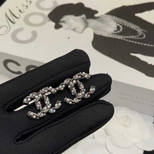 New Chanelcolors
@Chanel 23b double C diamond paired with pearl earrings

Girly or sweet - Image 4
