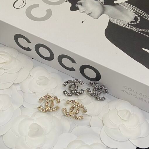 New Chanelcolors
@Chanel 23b double C diamond paired with pearl earrings

Girly or sweet - Image 3