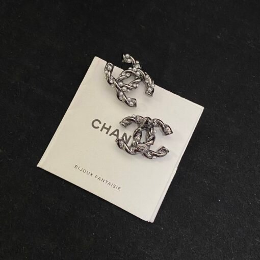 New Chanelcolors
@Chanel 23b double C diamond paired with pearl earrings

Girly or sweet - Image 6