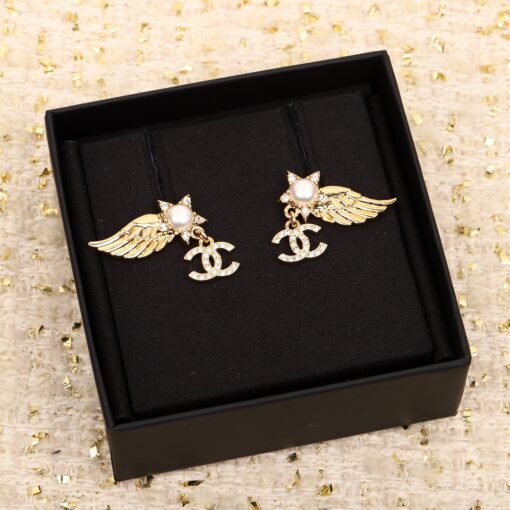 [Chanel 24C Winged Earrings] Very design-sensible double c agate pearl, [Wow] so beautiful! The series that I fell in love with at first glance has a very vintage flavor. This one is definitely a very heavy industry with its own magical appearance! The whole pair of earrings has irregular patterns and the bottom patterns. All the masters are hand-painted and drawn by hand. Treasures, you can feel the upper ears retro and exquisite when you look at the pictures, so that the highlights of daily outfits can also hold the big scenes. , it's simply too good - Image 2