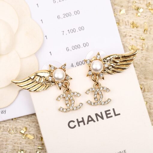 [Chanel 24C Winged Earrings] Very design-sensible double c agate pearl, [Wow] so beautiful! The series that I fell in love with at first glance has a very vintage flavor. This one is definitely a very heavy industry with its own magical appearance! The whole pair of earrings has irregular patterns and the bottom patterns. All the masters are hand-painted and drawn by hand. Treasures, you can feel the upper ears retro and exquisite when you look at the pictures, so that the highlights of daily outfits can also hold the big scenes. , it's simply too good - Image 3