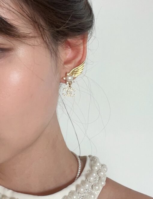[Chanel 24C Winged Earrings] Very design-sensible double c agate pearl, [Wow] so beautiful! The series that I fell in love with at first glance has a very vintage flavor. This one is definitely a very heavy industry with its own magical appearance! The whole pair of earrings has irregular patterns and the bottom patterns. All the masters are hand-painted and drawn by hand. Treasures, you can feel the upper ears retro and exquisite when you look at the pictures, so that the highlights of daily outfits can also hold the big scenes. , it's simply too good - Image 5