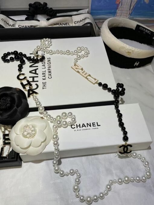 15
@Black and White Letter Pearl Necklace Sweater Chain
22A Advanced Handicraft Workshop
Enamel Panda Color Sweater Chain - Image 4