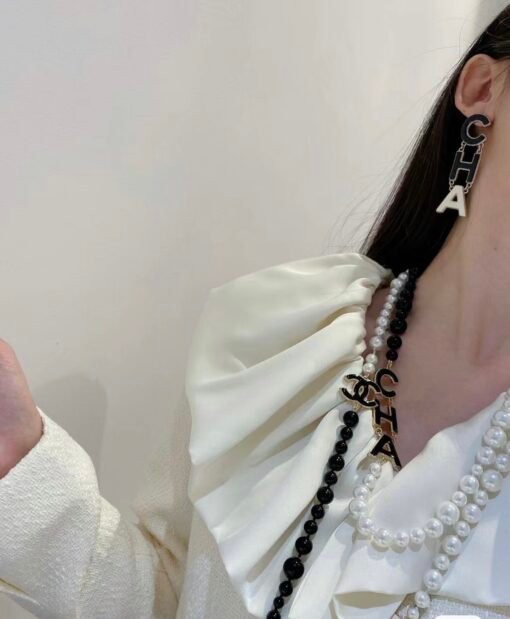 15
@Black and White Letter Pearl Necklace Sweater Chain
22A Advanced Handicraft Workshop
Enamel Panda Color Sweater Chain