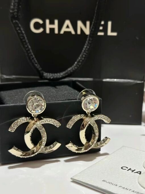 Chanel Twist Crystal Diamond Double C Stud Earrings
High-end simple and fashionable items - Image 3