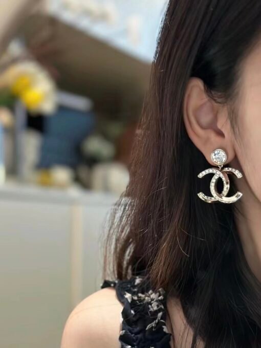 Chanel Twist Crystal Diamond Double C Stud Earrings
High-end simple and fashionable items
