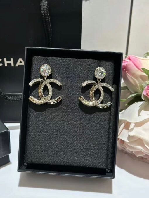 Chanel Twist Crystal Diamond Double C Stud Earrings
High-end simple and fashionable items - Image 2