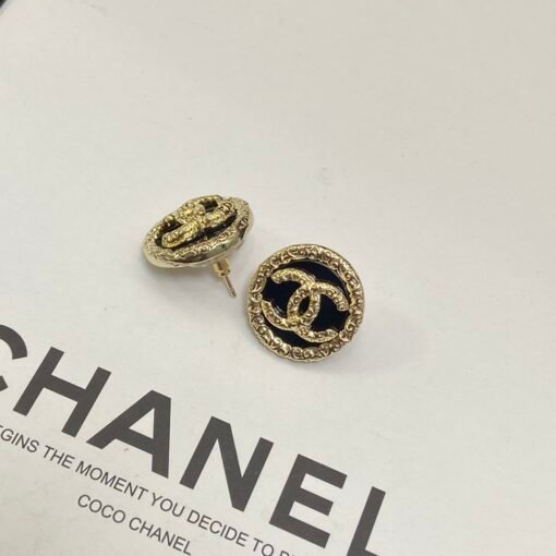 Chanel medieval round black gold stud earrings
High-end fashionable singles
Keep your own money - Image 5