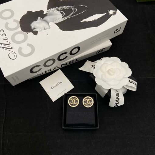 Chanel medieval round black gold stud earrings
High-end fashionable singles
Keep your own money