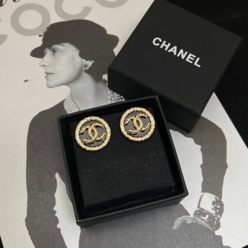 Chanel medieval round black gold stud earrings
High-end fashionable singles
Keep your own money - Image 3