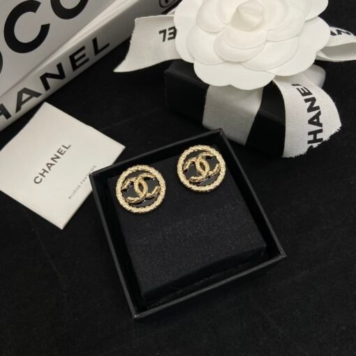 Chanel medieval round black gold stud earrings
High-end fashionable singles
Keep your own money - Image 2