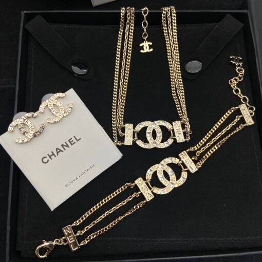 Necklace  Bracelet Earrings
@Chanel cc square diamond set
Close your eyes and temperament style - Image 2