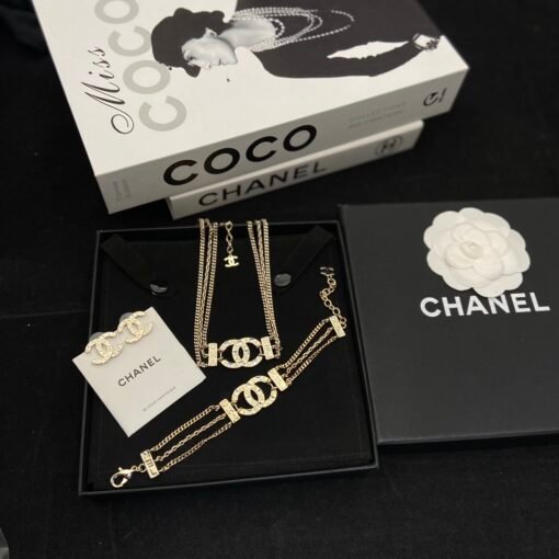 Necklace  Bracelet Earrings
@Chanel cc square diamond set
Close your eyes and temperament style