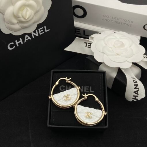hanel diamond bag ring set
Earrings necklace black and white
The fragrant girl closes her eyes and looks elegant and fashionable - Image 3