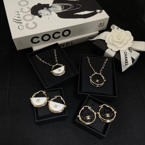 hanel diamond bag ring set
Earrings necklace black and white
The fragrant girl closes her eyes and looks elegant and fashionable