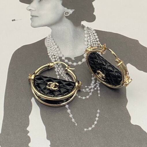 hanel diamond bag ring set
Earrings necklace black and white
The fragrant girl closes her eyes and looks elegant and fashionable - Image 4