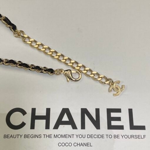 hanel diamond bag ring set
Earrings necklace black and white
The fragrant girl closes her eyes and looks elegant and fashionable - Image 9