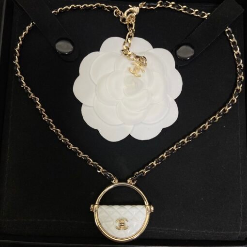hanel diamond bag ring set
Earrings necklace black and white
The fragrant girl closes her eyes and looks elegant and fashionable - Image 5