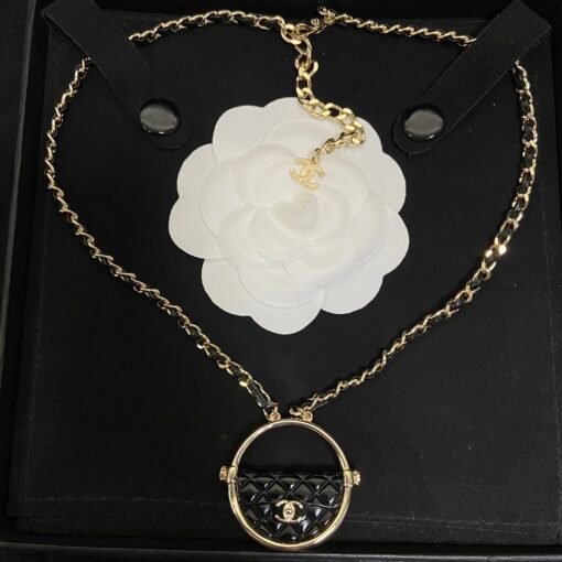 hanel diamond bag ring set
Earrings necklace black and white
The fragrant girl closes her eyes and looks elegant and fashionable - Image 6