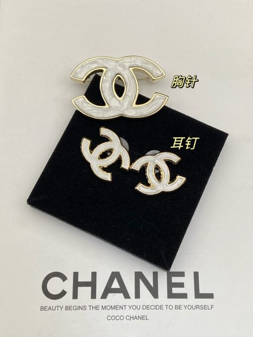 ud earring brooch
Today ~
@Chanel Double C Enamel Glaze Craft Set
Necklace Brooch
A rich family's temperament - Image 4