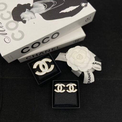 ud earring brooch
Today ~
@Chanel Double C Enamel Glaze Craft Set
Necklace Brooch
A rich family's temperament