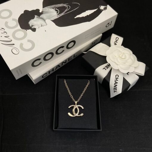 Chanel Double C Necklace
Diamond and glossy design

Fashionable and simple