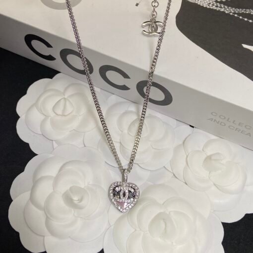 Chanel pink and black color necklace
Exquisite color matching, fashionable - Image 4