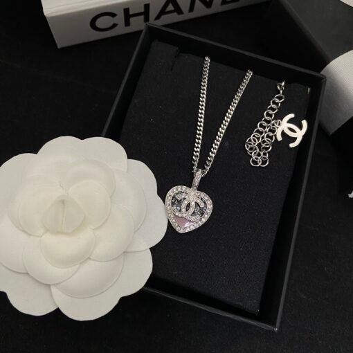 Chanel pink and black color necklace
Exquisite color matching, fashionable - Image 2