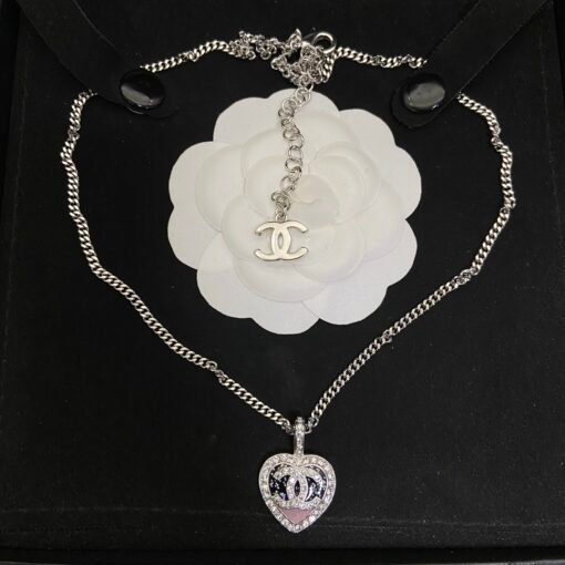 Chanel pink and black color necklace
Exquisite color matching, fashionable - Image 3