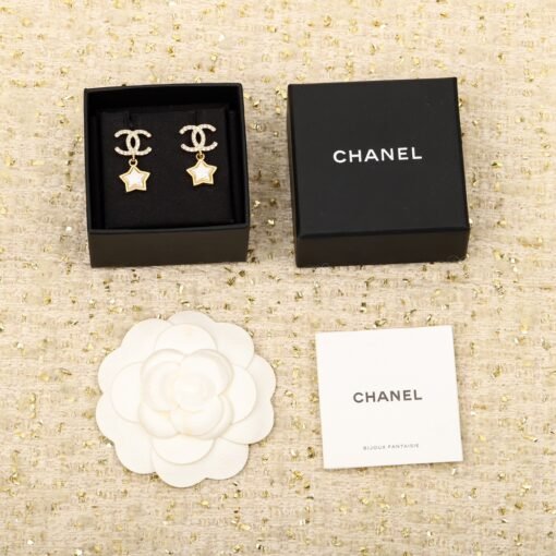 [Chanel 24c Five-pointed Star Double C Earrings] The classic double C Earrings that must be entered in each issue are consistent with ZP brass resin craftsmanship, the upper ear is simple and elegant, super versatile, and the classic fragrance powder must be entered [witness]