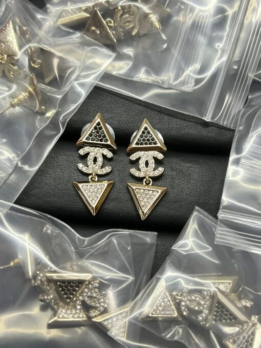 Chanel new triangle black diamond white diamond spliced ​​double C earrings