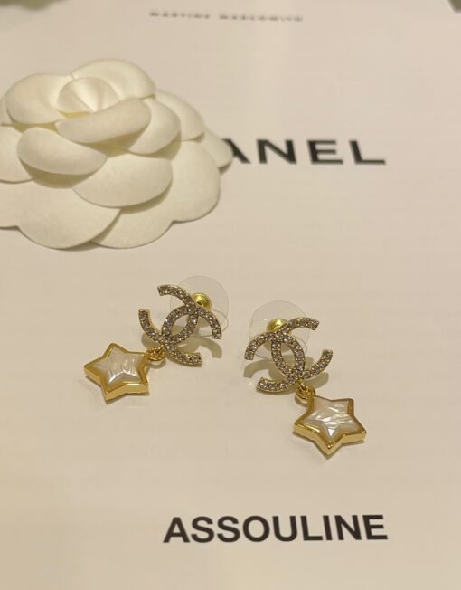 New ChanelNew products today
 24C new gold rhinestone double C star stud earrings

Fully three-dimensional small stars are decorated with full diamonds under double C
Cute and lively on the top - Image 4
